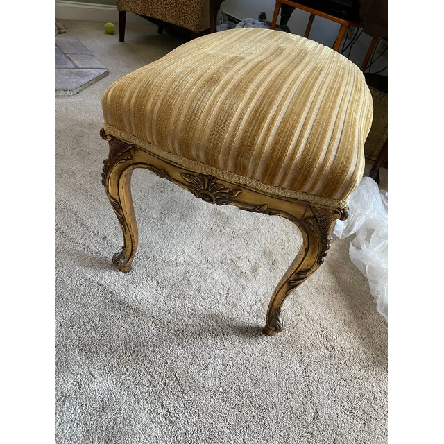 Louis XVI Gold Leaf Ottoman Bench – Tufted Damask Vanity Seat, Circa 1930s For Sale In New York - Image 6 of 8