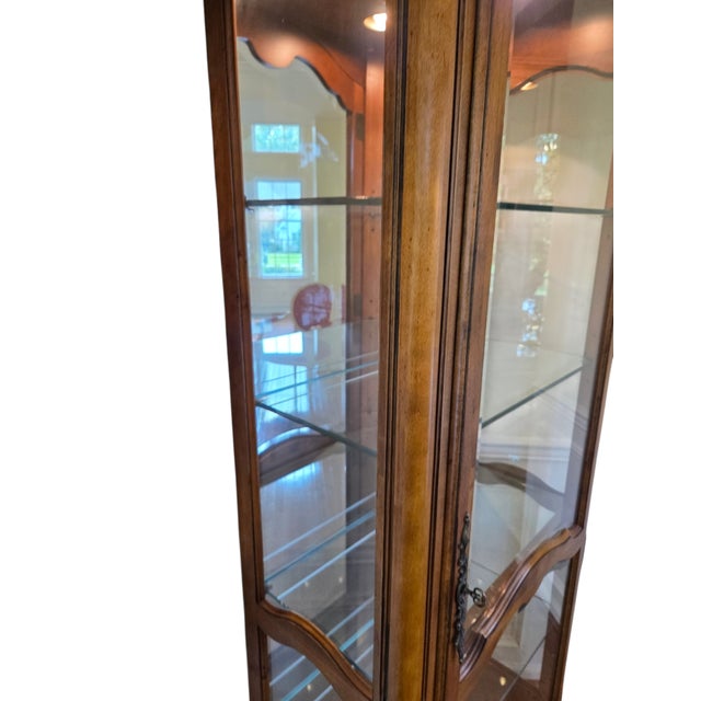 1990s Ethan Allen Country French Curio Cabinet Glass Display Case China Hutch Lighted For Sale - Image 10 of 18