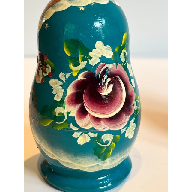 Set of 5 Mint Condition Vintage Hand-Painted Matryoshka Nesting Dolls, 5-Piece Green Laquer With Gold Black and Red Accents For Sale - Image 14 of 14