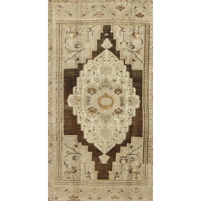 Floral Medallion Turkey Oushak Vintage Rug in Ivory, Taupe, Brown and Olive 6′1″ × 9′6″ For Sale - Image 4 of 9