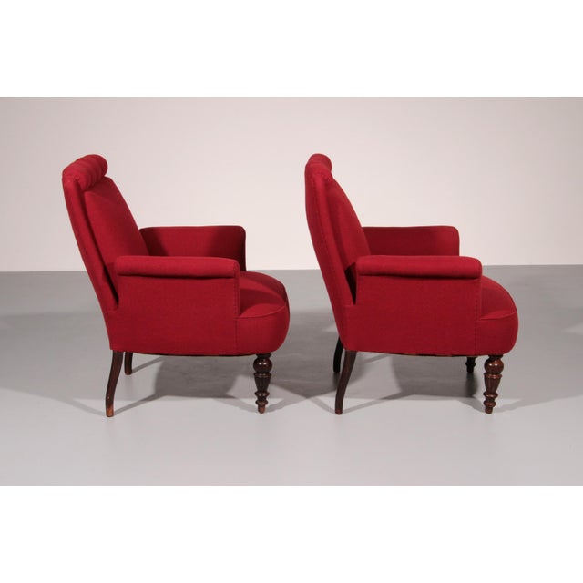 This impressive burgundy fabric armchair combines generous proportions with timeless character and inviting comfort. Its...