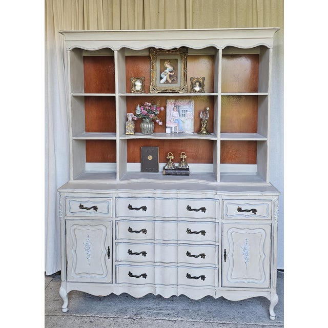Beautiful 2pc MAHOGANY HUTCH. This beautiful Mahogany Hutch was refinished on Tanglewood/ creamy color, slightly...