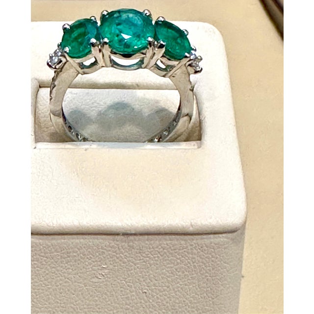 2010s 4.5 Ct Emerald Three-Stone Ring Past Present Future Diamond Band Platinum For Sale - Image 5 of 18