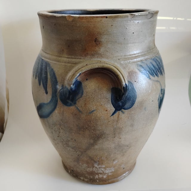 Antique Late 19th Century New England 2 Gal Churn With Cobalt Blue Tulips For Sale In Atlanta - Image 6 of 17