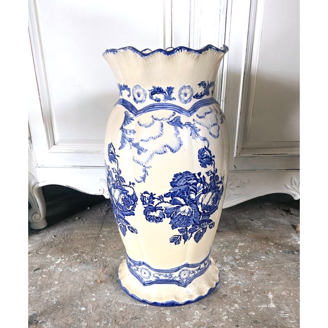 What I love about this particular piece, is the tuliped top. So flowing and feminine. Pretty floral design in royal blue...