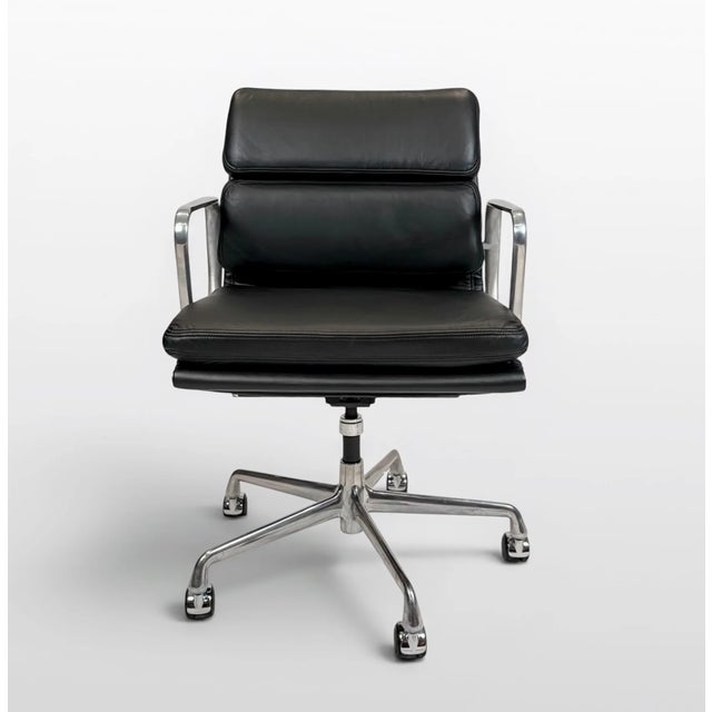 Mid-Century Modern Herman Miller Eames Aluminum Group Soft Pad Management Chair – Black Leather For Sale - Image 3 of 11
