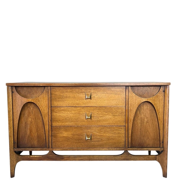 Available for purchase is this highly sought-after smaller-sized hutch from Broyhill Brasilia. Crafted in 1962, it has...