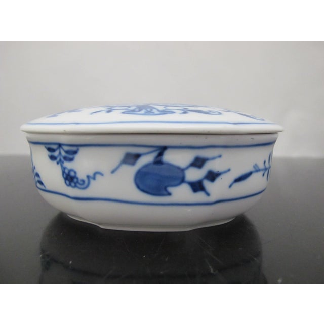 Chinoiserie Meissen Crossed Swords Blue Onion Small Oval Jar Box With Lid For Sale - Image 3 of 10