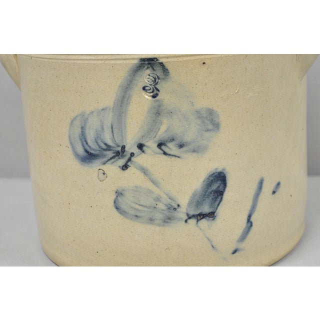 Antique a.e. Smith & Sons Cobalt Blue Painted Flower 3 Gallon Stoneware Crock For Sale In Philadelphia - Image 6 of 15