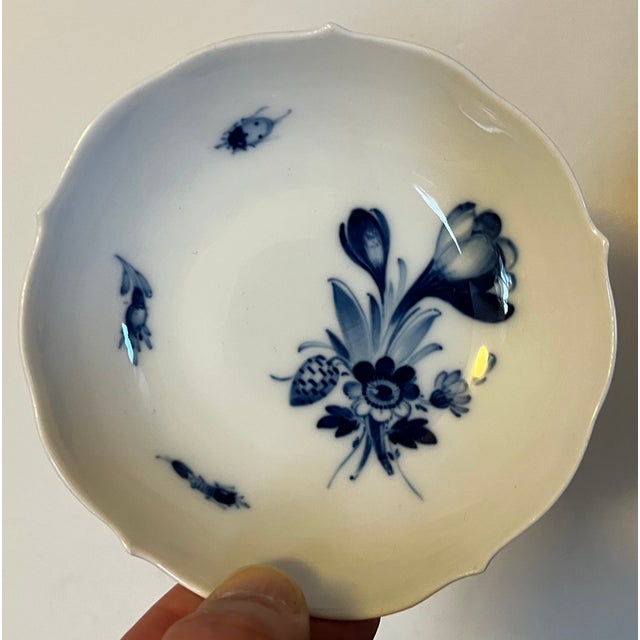 Small antique 19th century blue and white Meissen porcelain pin dish decorated with flowers and insects. Nicely shaped rim...