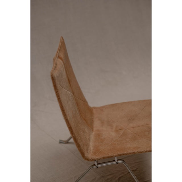 An iconic pk22 lounge chair designed by poul kjærholm for fritz hansen, presented here in an early production. A timeless...