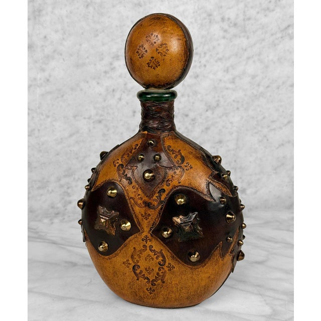1970s Vintage Italian Tooled Leather Wrapped Cognac Liquor Decanter W/ Stopper For Sale - Image 5 of 10