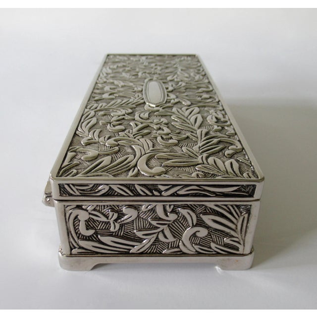 C. 1970s Era Victorian-Style Silver Plate Lidded & Interior Lined Jewelry Box For Sale In Rochester - Image 6 of 12