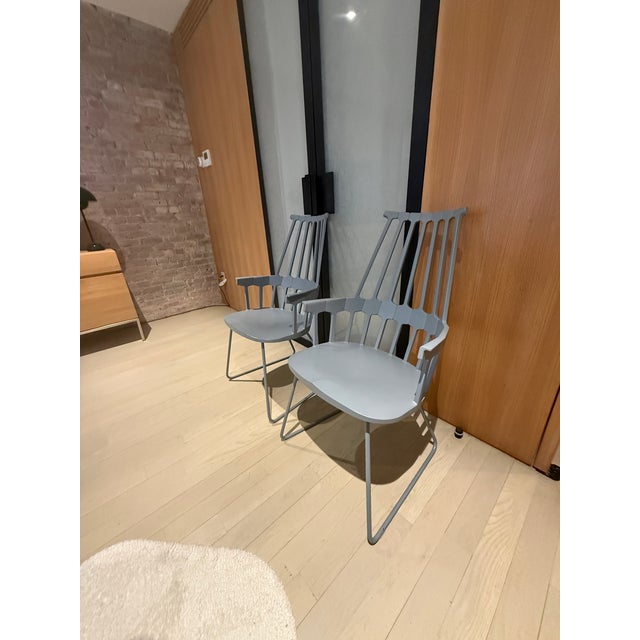 Kartell has fun revisiting a great classic and gives a new look to the Windsor chair A return to the glorious past of...