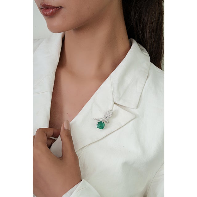 Green Nature-Inspired 6.59ct Cushion Emerald & Diamond Bird Brooch in 14k White Gold For Sale - Image 8 of 14