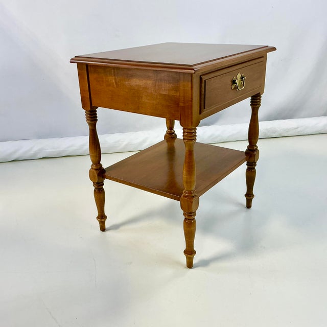 1970s Vintage Ethan Allen Americana Traditional Heirloom Nutmeg Maple Side Table For Sale - Image 13 of 14