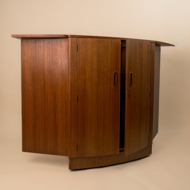 Mid-Century Modern Mid-Century English Teak Bar Cabinet with Interior Lighting, Mirrored Back and Accessories, 1960s For Sale - Image 3 of 9