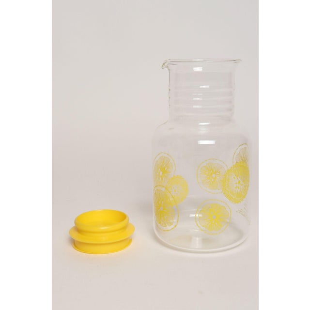 1970s Vintage Pyrex Two Quart Glass Lemonade Carafe / Pitcher With Lid Model 3520 For Sale - Image 5 of 12
