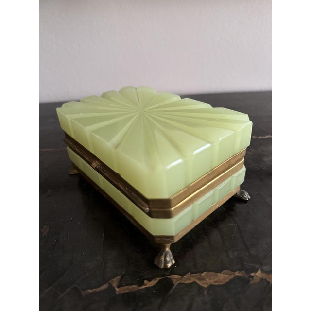 19th Century French Opaline Glass Box in Pistachio Green, 1880s, in Good conditions. Designed before 1890