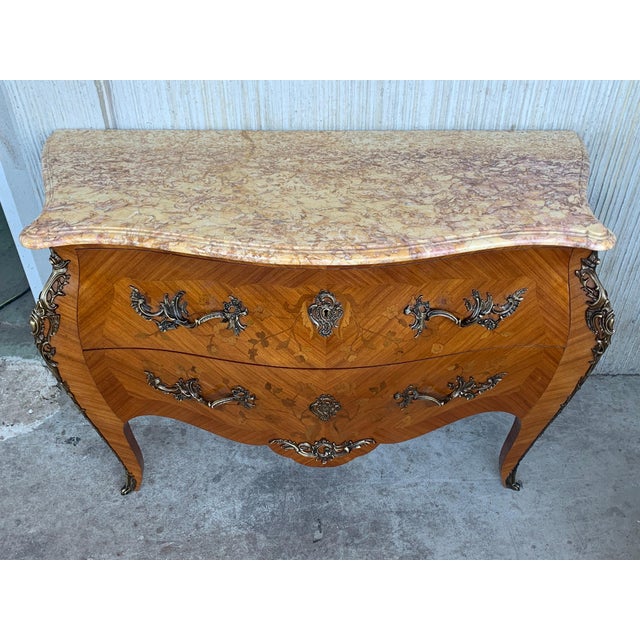 Early 20th Century French Louis XV Style Fine Kingwood and Marquetry Ormolu Mounted Bombe Commode For Sale - Image 4 of 18