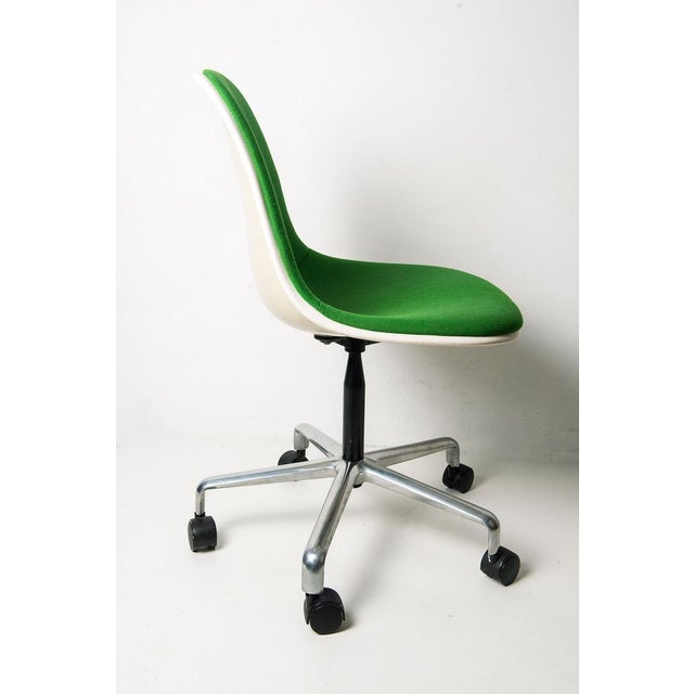 Mid-Century Modern Fiberglass PSC Chair by Eames for Herman Miller, 1960s For Sale - Image 3 of 8