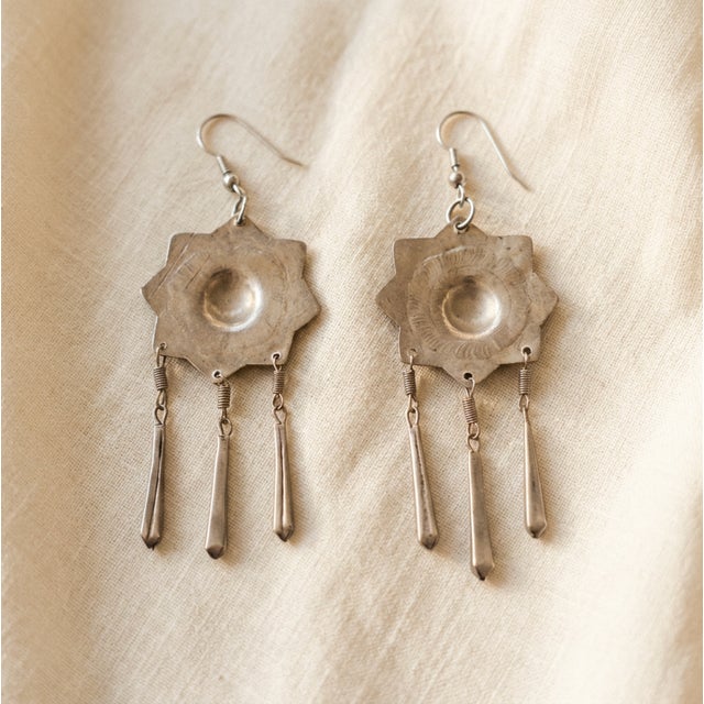 Add a touch of vintage bohemian flair to your collection with these stunning Hill Tribe style silver dangle earrings....