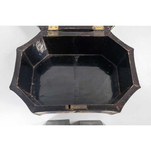 19th Century Chinese Export Black Lacquer Tea Caddy With Gilt Decoration For Sale - Image 12 of 13