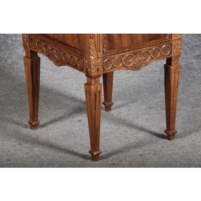 Brown Antique Side Table in Walnut, 1780 For Sale - Image 8 of 18
