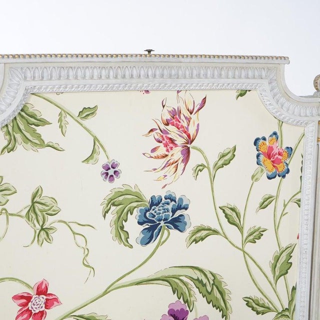 French Louis XVI Style White & Gilt Fire Screen With Floral Fabric, 20th C For Sale - Image 14 of 16