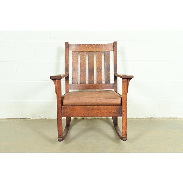 A gorgeous antique Mission or Arts & Crafts period rocking chair By Stickley Brothers USA, Circa 1910 Beautiful quarter...