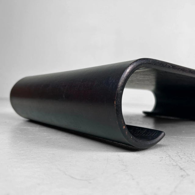 Elegant, traditionally shaped stand in deep black wood with a continuous, flowing line. Dimensions: height 9 cm, width 45...