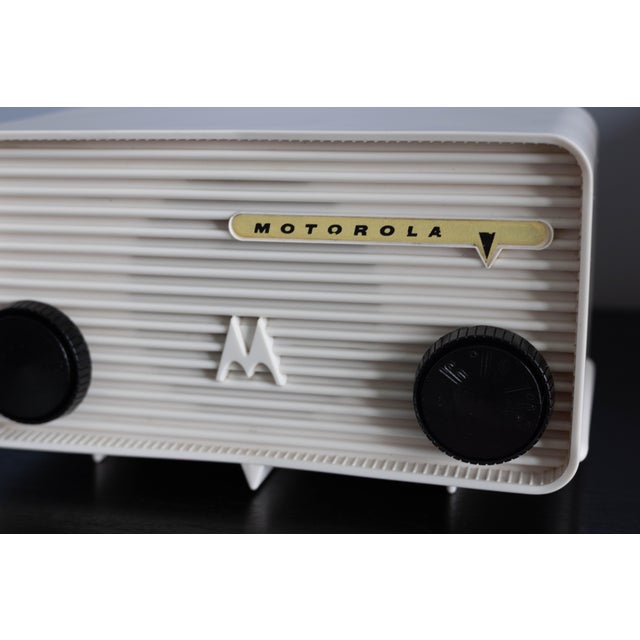 Mid-Century Modern 1957 Motorola Jetsons Tube Radio - White For Sale - Image 9 of 17