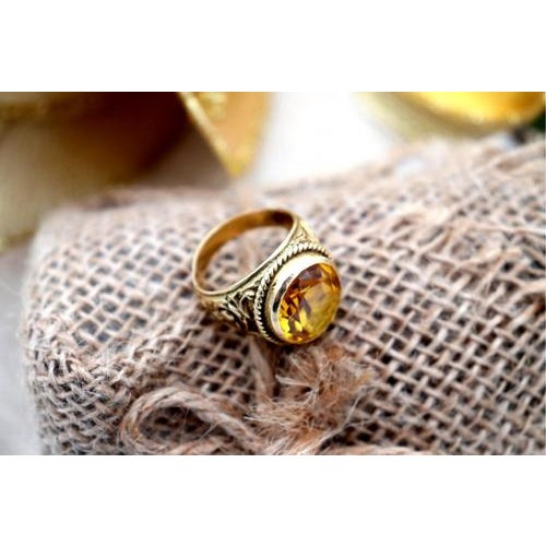 Chiseled gold ring with cut yellow citrine. Metal: Gold. Origin: European. Mark: Absent. Weight: 10.95 grams. Diameter:...