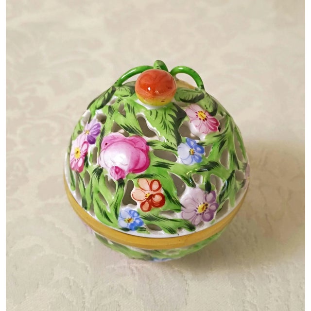 1980s Herend Hungary Bonbonniere 6214 C Reticulated Handpainted Porcelain Box Green Lattice Strawberry Finial Grandmillennial Small Vanity Decor For Sale - Image 10 of 12