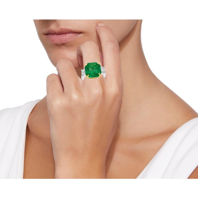 AGL Certified 10.25 Ct Colombian Emerald & Diamond 18 Kt Gold Two-Tone Ring For Sale - Image 4 of 18