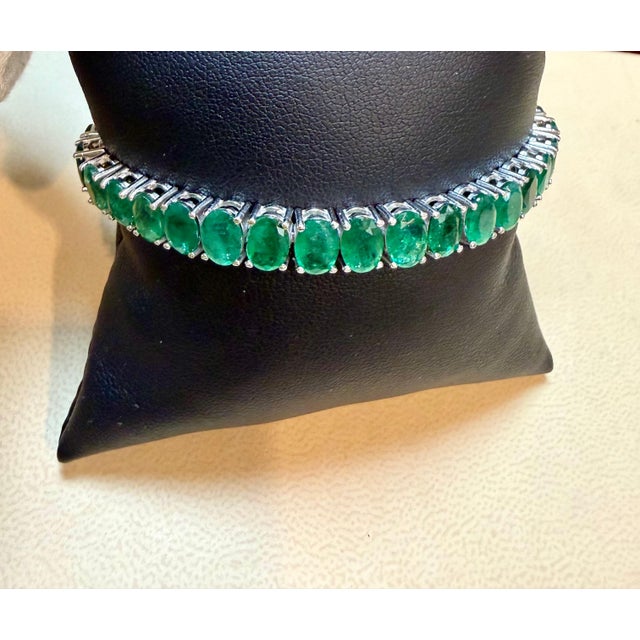 Modern 30 Carat Natural Emerald Cocktail Tennis Bracelet 14 Karat White Gold 7" For Sale - Image 3 of 8