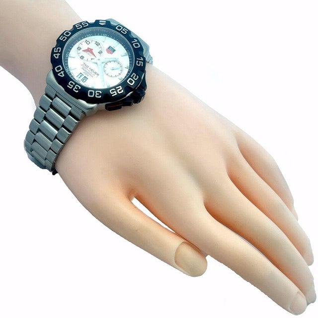 This is an authentic Tag Heuer Formula quartz men's wristwatch. The 41mm case and band are crafted from stainless steel...