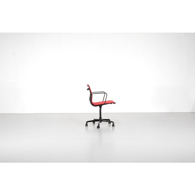 EA 117 Armchair by Charles Ray Eames for ICF, 1980s For Sale - Image 3 of 16