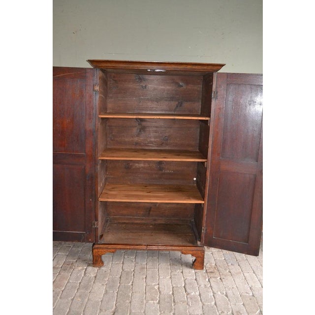 19th century English oak cupboard. The height is 176 cm. The width is 105 cm. The depth is 58 cm. Shelves behind the two...