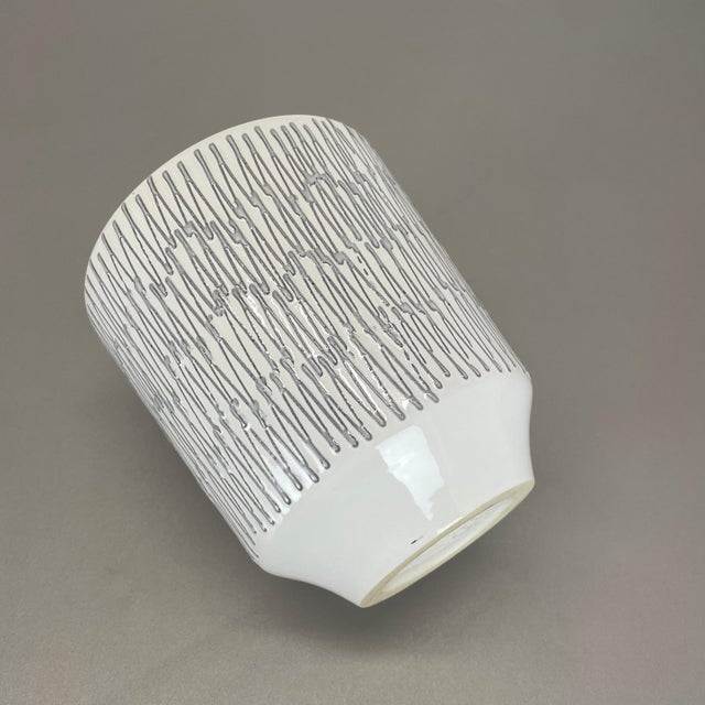 Vintage White Zig Zag Fat Lava Ceramic Vase from Ilkra Ceramics, 1970s For Sale - Image 17 of 18