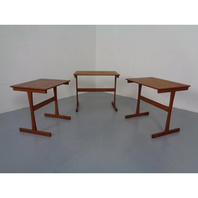 Set of 3 teak tables from the 1960s. Height: 44, 46,5, 48 cm. Width: 42, 48, 55 cm. Depth: 36 cm.
