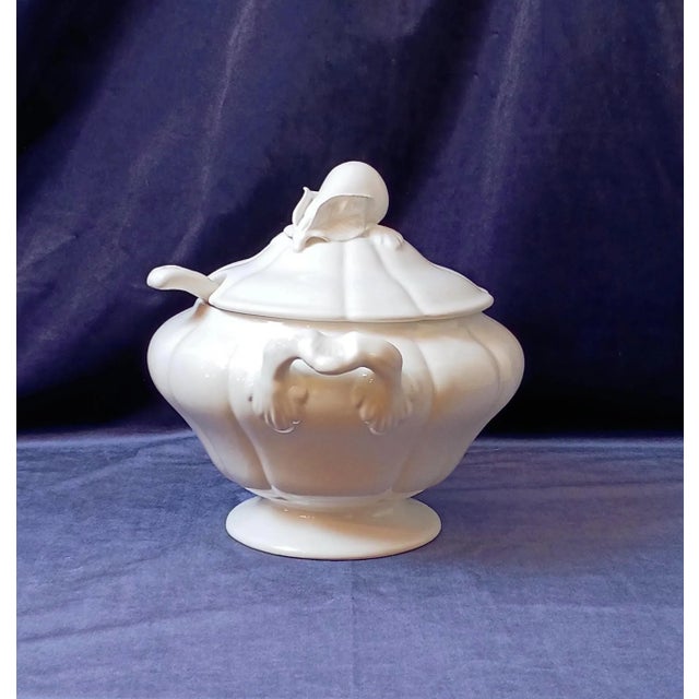 1960s Bordallo Pinheiro White Pear Soup Tureen 3 Piece Set With Ladle and Lid Portugese Majolica For Sale - Image 12 of 16