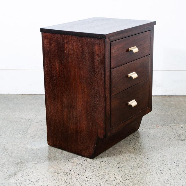 Wood A Pair of Mid Century Modern Nightstands End Side Tables Mahogany 3 Drawers Shelf Vintage For Sale - Image 7 of 12