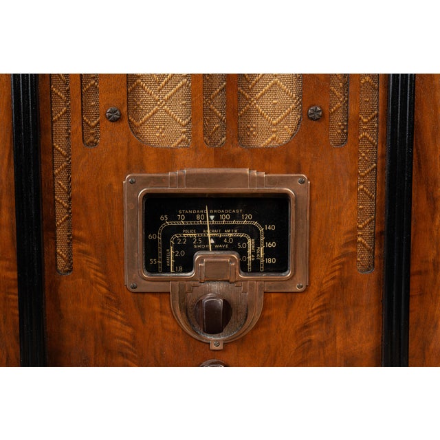 Wood Vintage Model 5-T Radio by R C A For Sale - Image 7 of 10