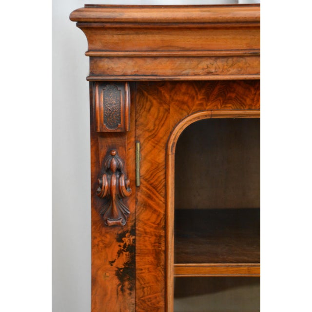 English Victorian Bookcase in Figured Walnut, 1870 For Sale - Image 6 of 18