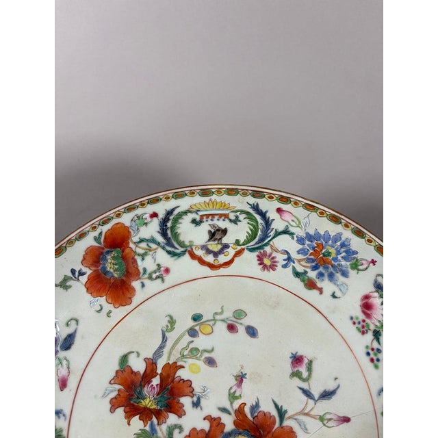 China Porcelain plate with "Pompadour" decoration, 18th century, Qianlong period (1711-1799) For Sale - Image 6 of 6
