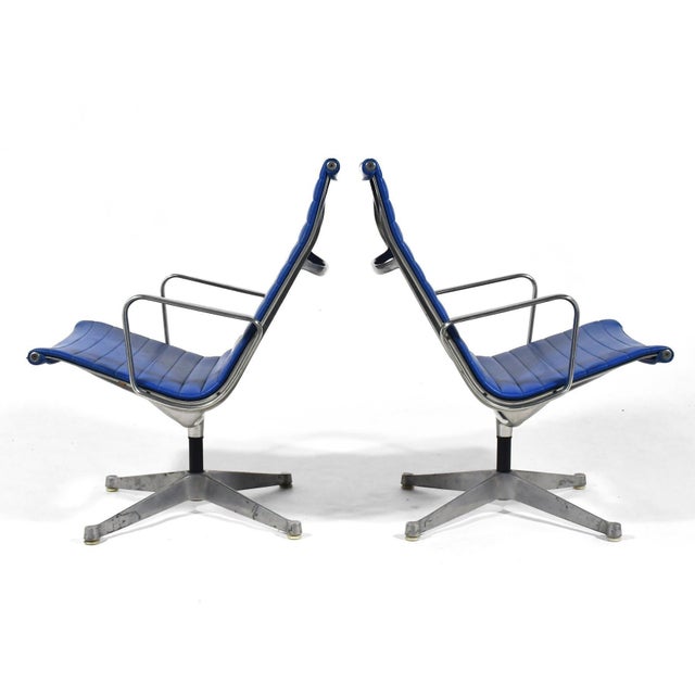 Herman Miller Pair of Eames Aluminum Group Lounge Chairs by Herman Miller Blue For Sale - Image 4 of 13