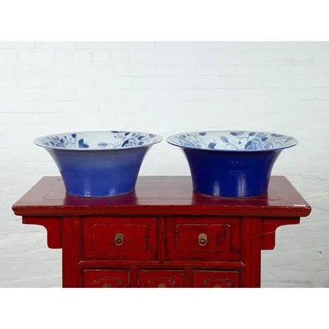 Late 20th Century Blue and White Porcelain Wash Basin with Cobalt Blue Patina and Floral Motifs For Sale In New York - Image 6 of 12