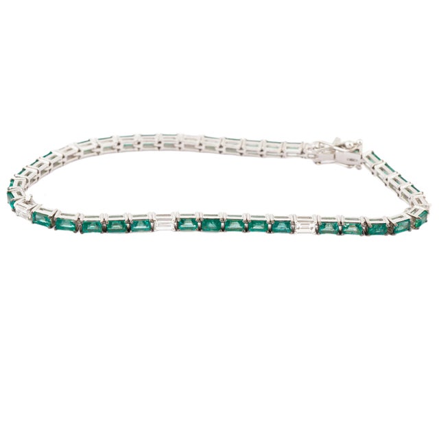 Contemporary Natural emerald 3.47cts & diamond 0.63cts bracelet in 18k gold For Sale - Image 3 of 18