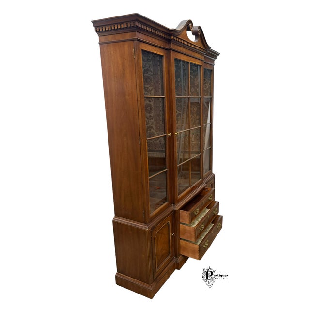 Brown Vintage Henredon 18th Century Portfolio Collection Chippendale Style Walnut China / Display Cabinet For Sale - Image 8 of 11